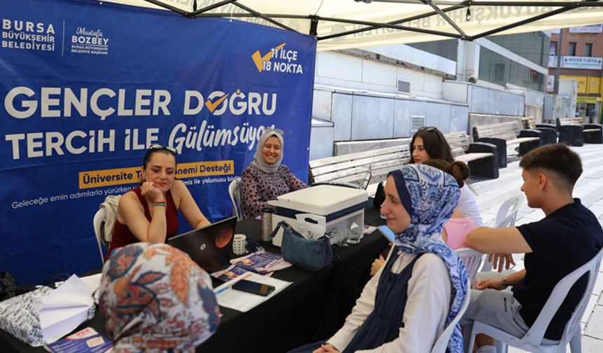 Gençlere Bursa'da üniversite rehberliği yapıyorlar