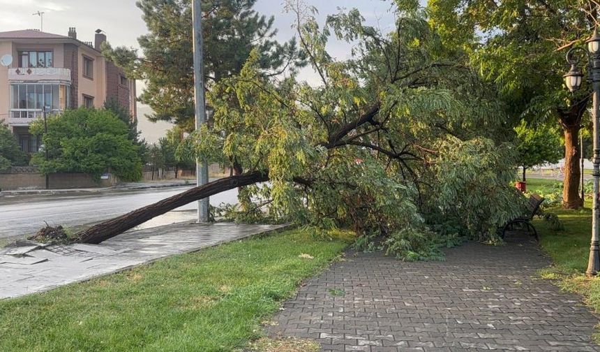 Çatılar uçtu, caddeler göle döndü