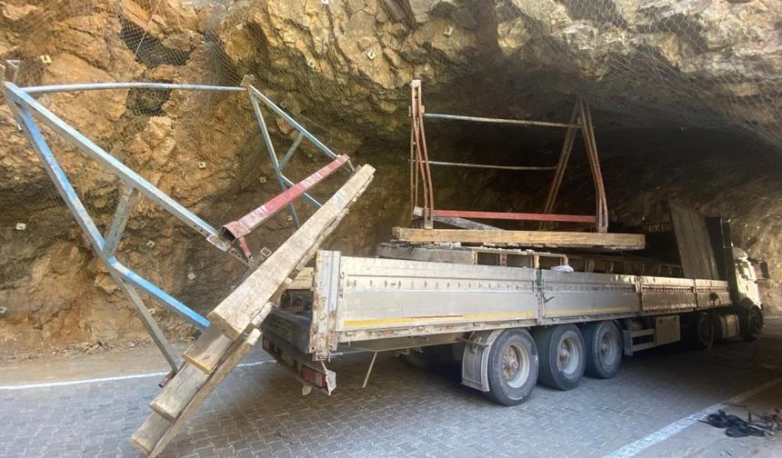 Tır taş tünele sıkıştı