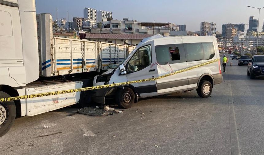 Öğrencileri taşıyan minibüs tıra çarptı, ölü ve yaralılar var!