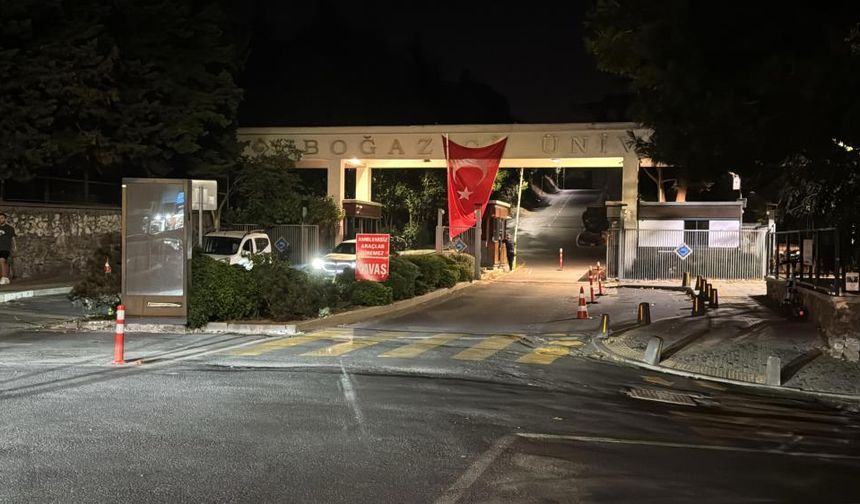 Üniversitede kızı kafasından vurdu!