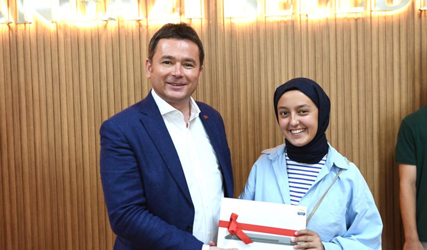 "Başarılı öğrencileri ödüllendirdi"