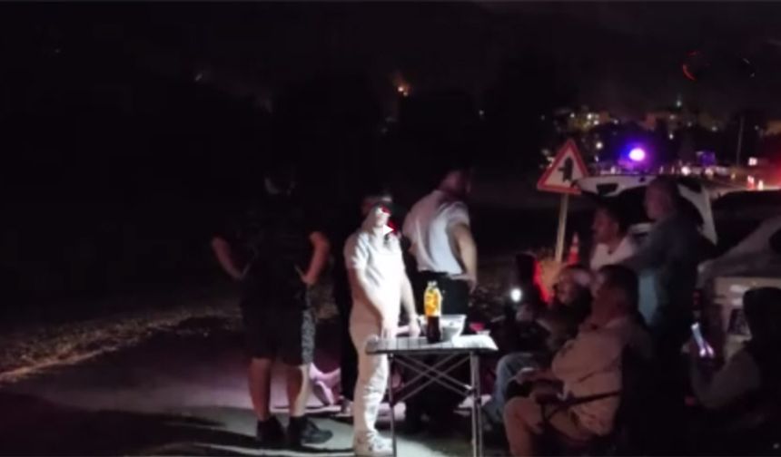 Yardım etmek yerine, yangını seyrettiler, çekirdek yediler!