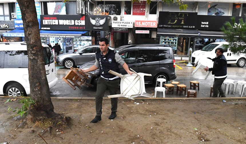 CHP Bursa İl Başkanlığı etrafında zabıtadan kaldırım operasyonu