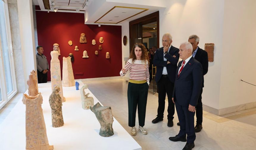 Nuri İyem'in eserleri Bursa'da  ilgi görüyor