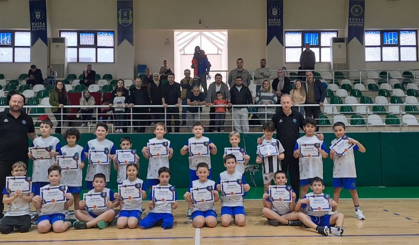 Bursa'da sporcu çocuklar sertifikalarını aldı