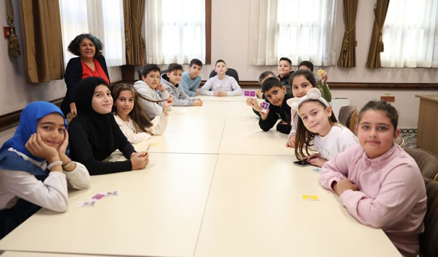 Çocuklar haklarını öyküler dinleyerek öğreniyor