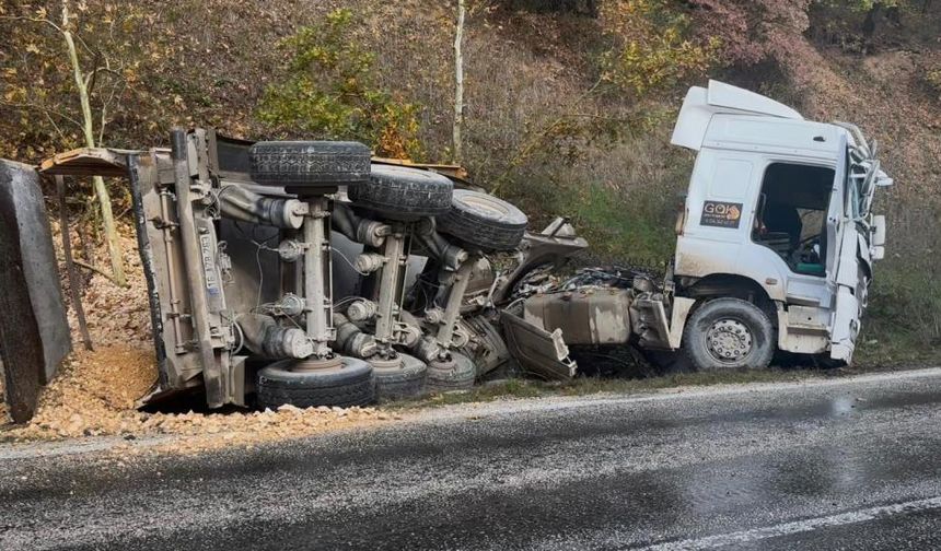 Bursa'da tır kontrolden çıkıp yan yattı
