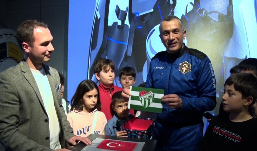 Uzaya çıkardığı Bursaspor bayrağını teslim etti