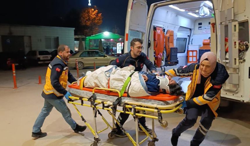 İşçinin kafası asansöre sıkıştı!