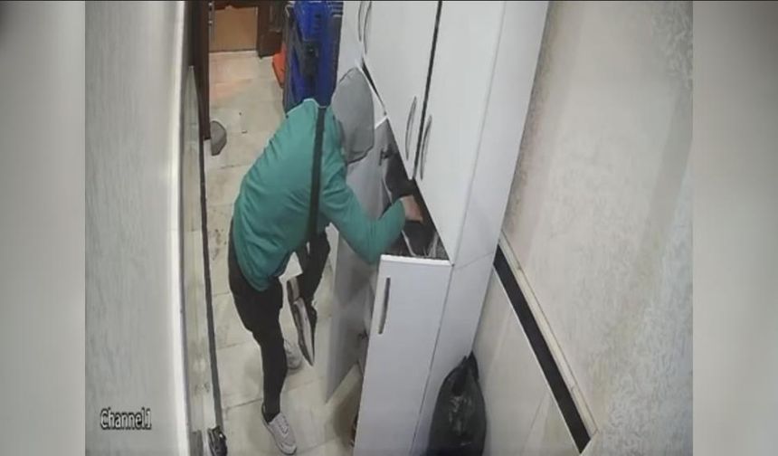 Beğendiği ayakkabıları çaldı!