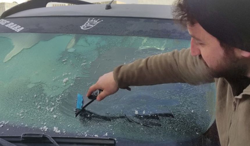 Araçlar buz tuttu, trafik aksadı